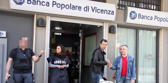 In quattro assaltano la Bpv e finiscono in manette 