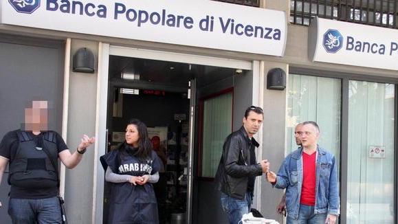 In quattro assaltano la Bpv e finiscono in manette