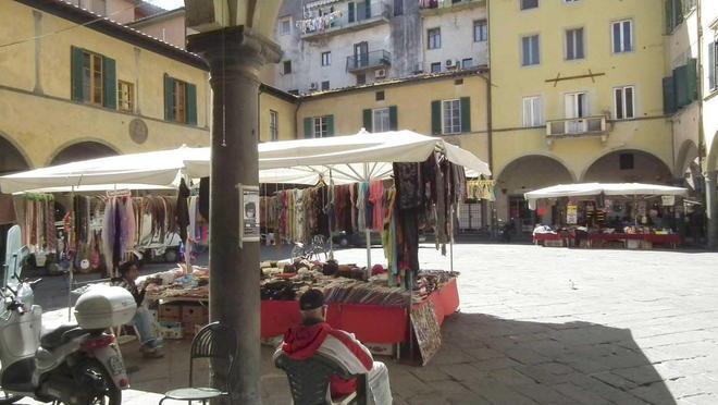 Nuovo mercato alle Vettovaglie con i banchi di largo Menotti 