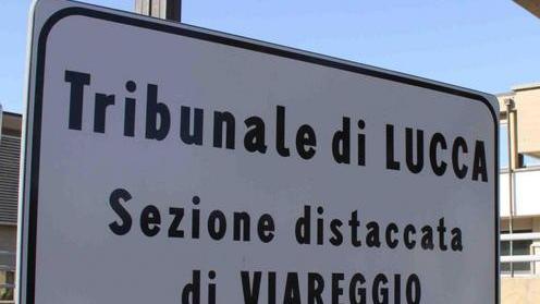 Il giudice gli dà torto e lui lo minaccia