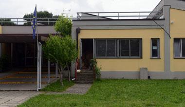 Cede il controsoffitto trasferiti tutti gli alunni 