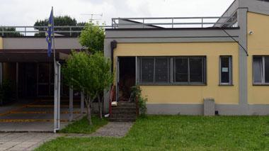 Cede il controsoffitto trasferiti tutti gli alunni