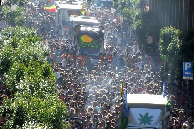 Migliaia di giovani in città per dire no al proibizionismo 