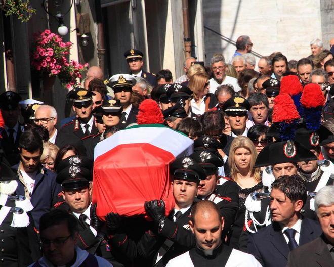 Tutti in chiesa per il funerale di Santarelli 