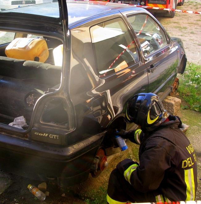 Auto abbandonata per strada perde gas