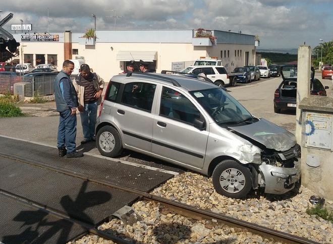 Scontro sui binari a Sorso auto travolta dal treno 
