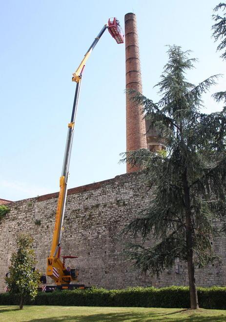 Ciminiera pericolante a ridosso dell’ospedale 