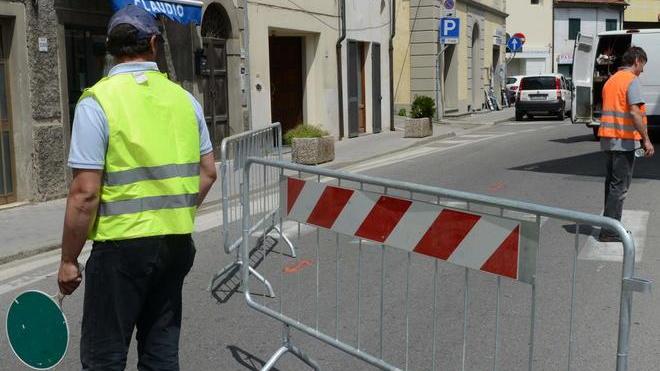 Fuga di gas in pieno centro chiuse le strade, traffico in tilt