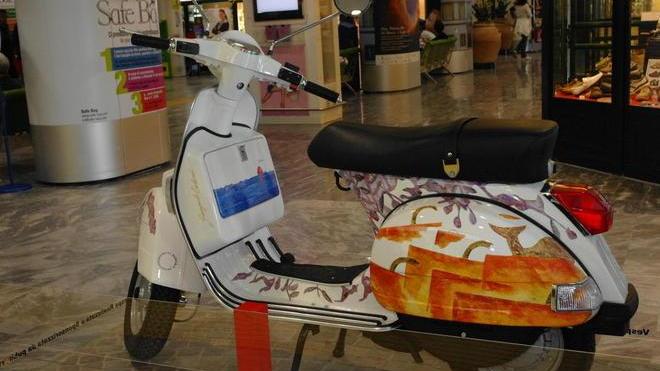 La Vespa dipinta da Talani esposta all’aeroporto Galilei