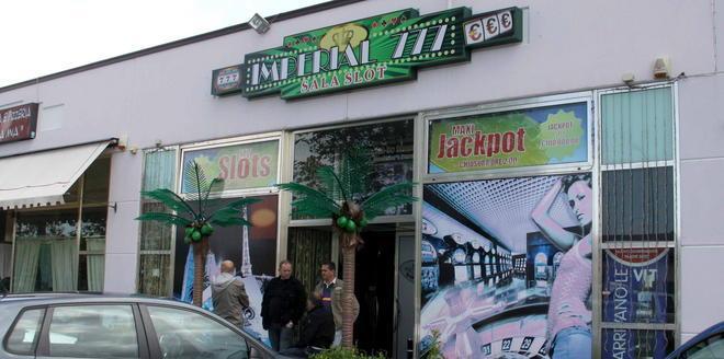 In due pistola in pugno rapinano una sala giochi 