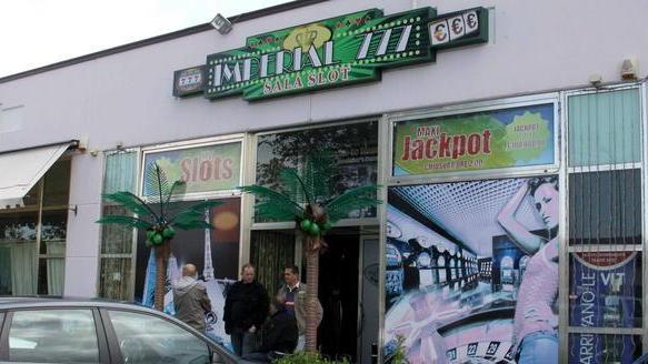In due pistola in pugno rapinano una sala giochi