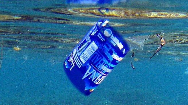 Fuori tutti i rifiuti di plastica dall’isola