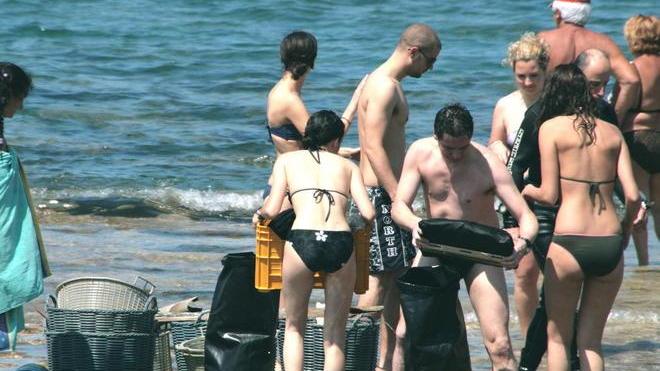 Operazione fondali puliti e lezioni di sicurezza in mare