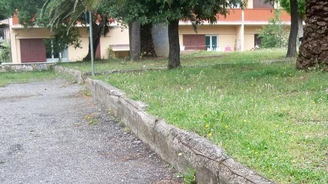 Siringhe a scuola, rabbia delle mamme