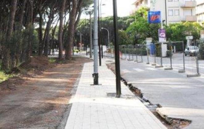 Lampioni sul marciapiede «E disabili e passeggini?»