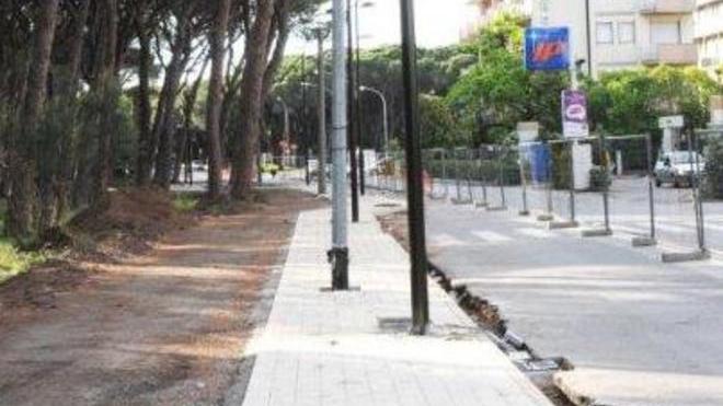 Lampioni sul marciapiede «E disabili e passeggini?»