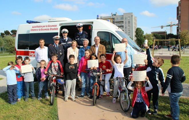 Bimbi a scuola di ciclismo che festa con gli attestati