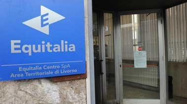 Fari delle telecamere spenti. Il video è buio e sei facce sono un mistero