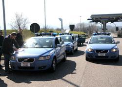 Segnala con i fari la presenza della pattuglia, denunciato dalla Polstrada 