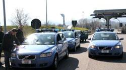 Segnala con i fari la presenza della pattuglia, denunciato dalla Polstrada