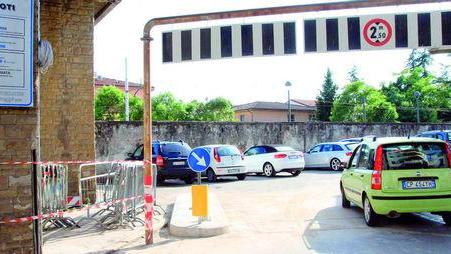 Iniziati i lavori per installare le sbarre in entrata e in uscita