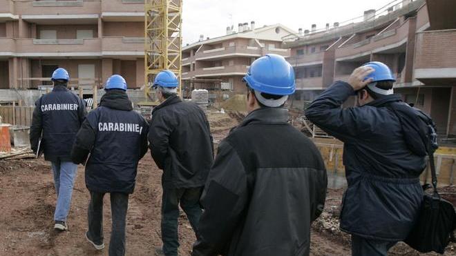 Lavoro nero, calzaturificio chiuso