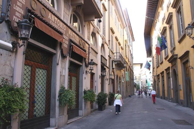 Accoltellato a una gamba per un’imbiancatura venuta male 