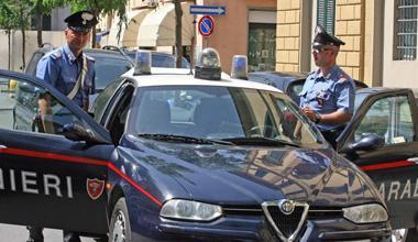 Si fa firmare due testamenti da una coppia di anziani, denunciata una badante 