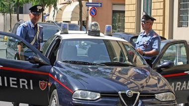 Si fa firmare due testamenti da una coppia di anziani, denunciata una badante