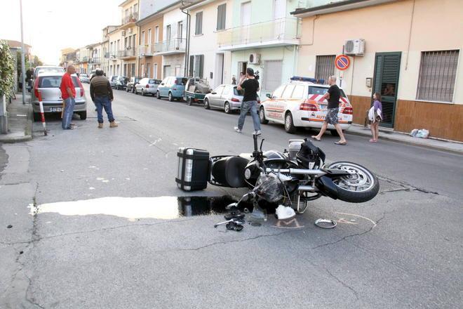 Motociclista investe un pedone, cade e finisce in coma 