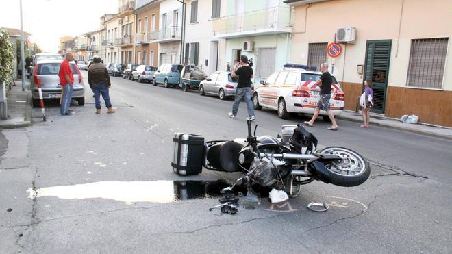 Motociclista investe un pedone, cade e finisce in coma
