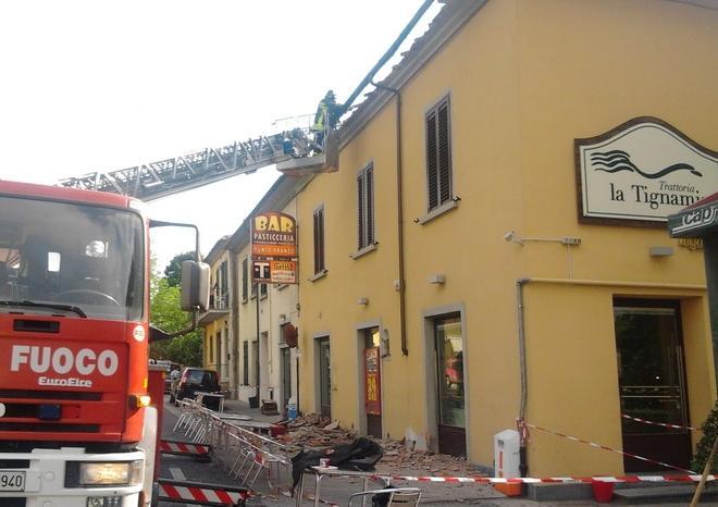 Crollano dieci metri di cornicione, paura in paese