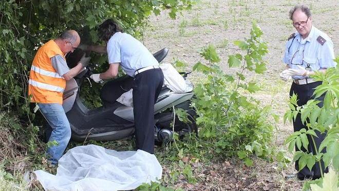 Impiegata muore nel fuori strada