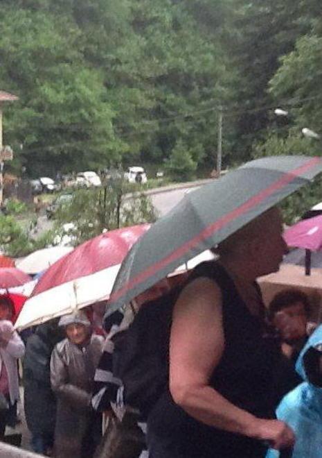 In mille sotto la pioggia per pregare la Madonna 