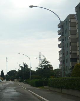 Lampioni accesi, ma solo di giorno 