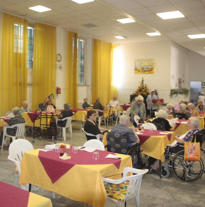 Crisi, addio casa di riposo per i nonni 