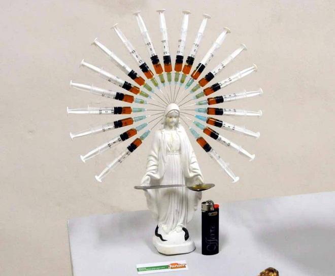 La Madonna con un’aureola di siringhe 