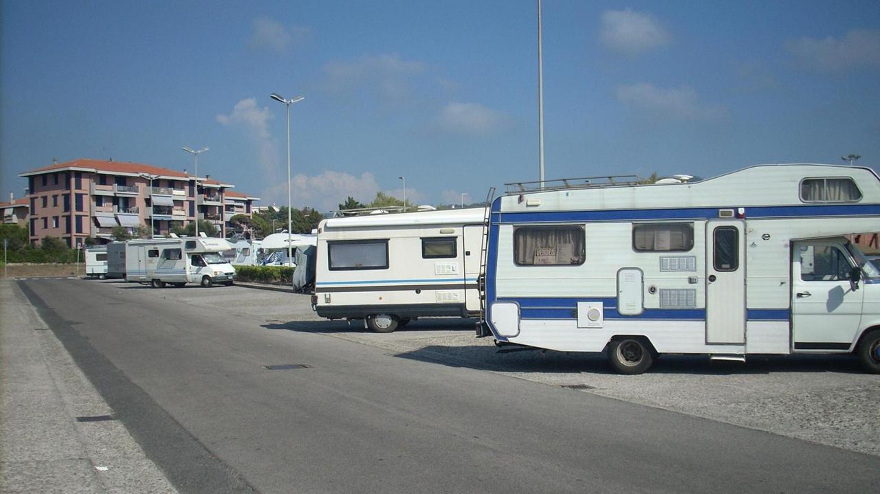 Col bel tempo arrivano i camper in piazza Borrani