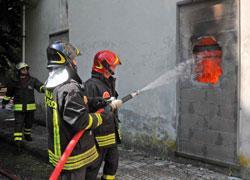 Incendio appiccato contemporaneamente in più punti 