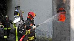 Incendio appiccato contemporaneamente in più punti
