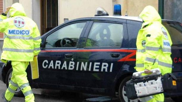 Trovato morto dalla madre sul pavimento del salotto