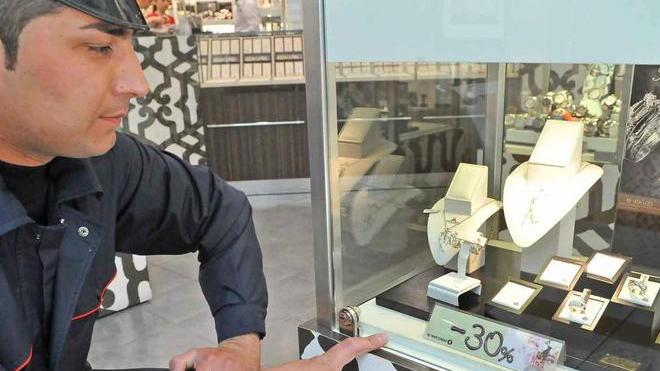Rubano davanti a tutti anelli per 20.000 euro