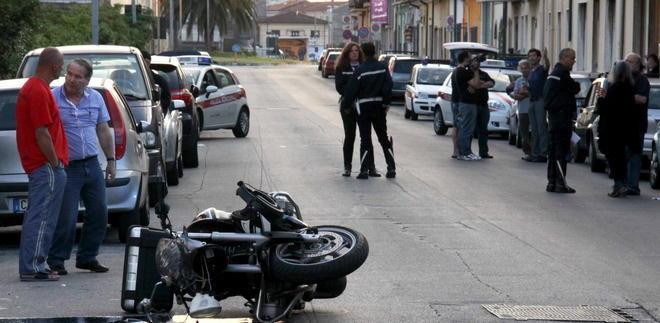 Scontro con pedone in via Montramito motociclista in coma 