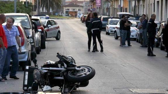 Scontro con pedone in via Montramito motociclista in coma