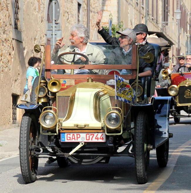 Un viaggio nel tempo con il raduno di auto centenarie 