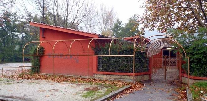 Rissa fuori dal club tra quattro ventenni È baruffa tra i babbi 