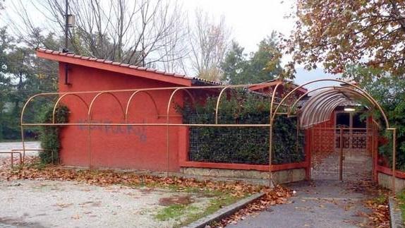 Rissa fuori dal club tra quattro ventenni È baruffa tra i babbi