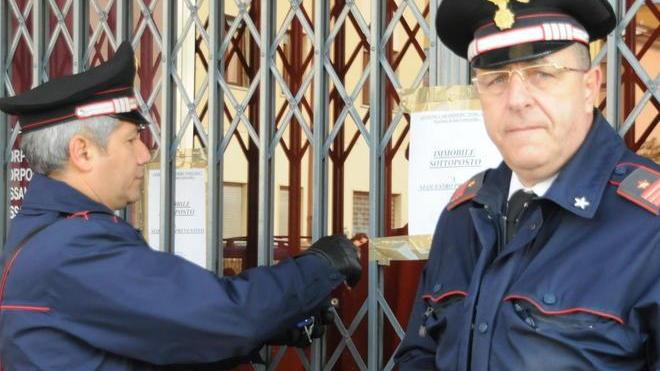 Ruba nella borsa delle colleghe Scoperta e sospesa dal lavoro