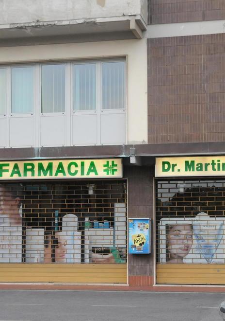 Pistola in pugno rapinano la farmacia e minacciano i clienti 