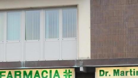 Pistola in pugno rapinano la farmacia e minacciano i clienti